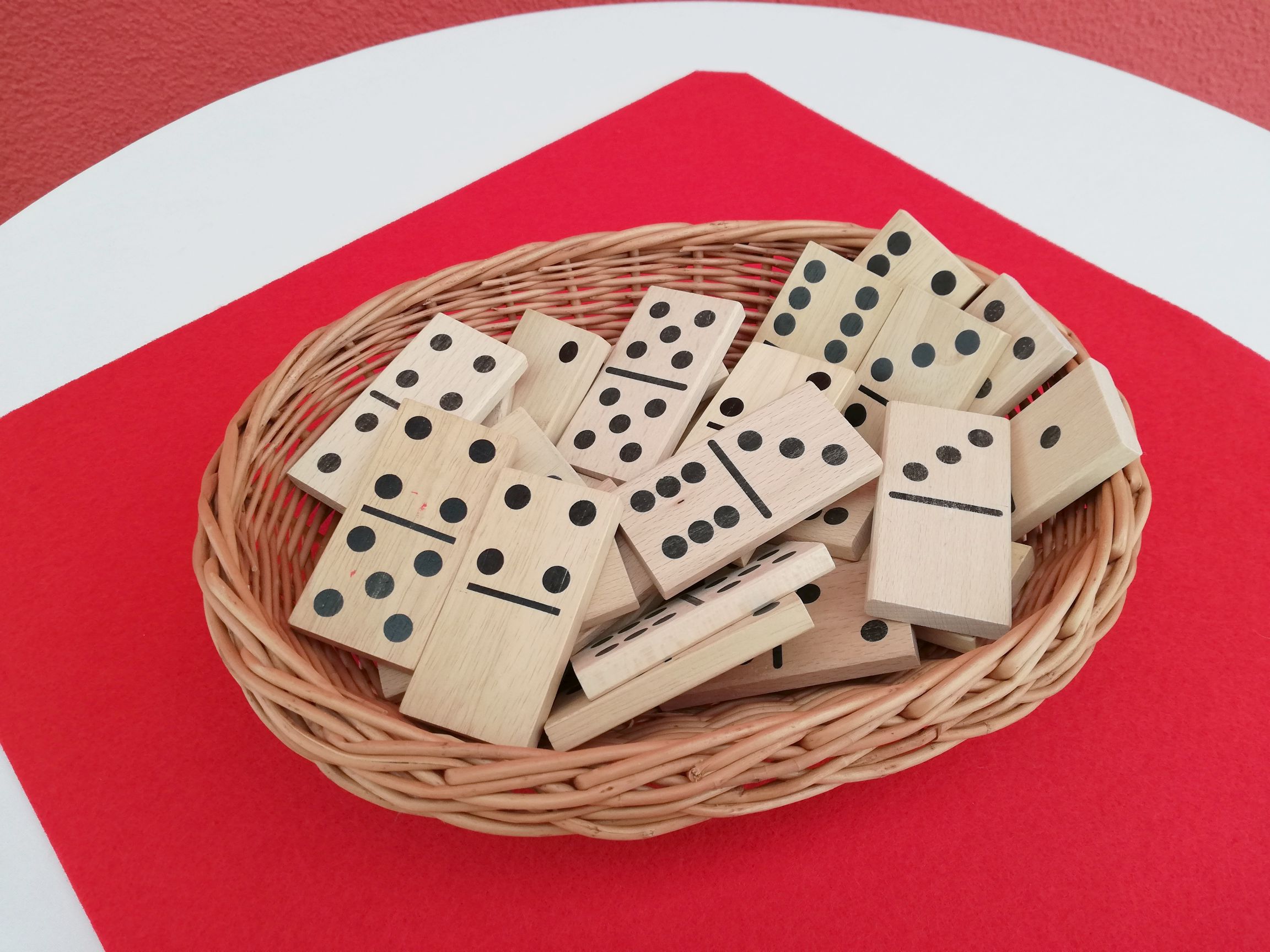 Dominosteine im Korb